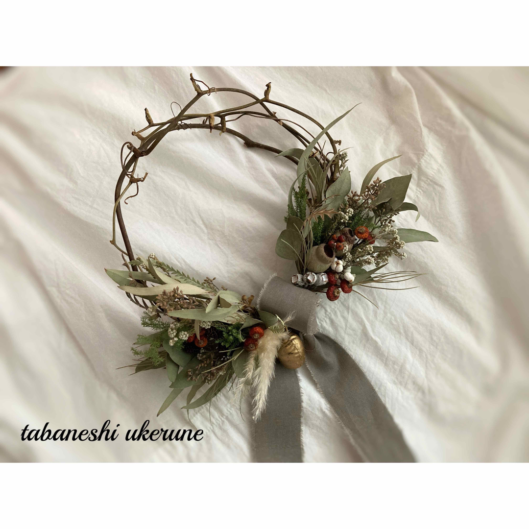 アイアンベルが鳴る 冬の実物を紡いだハーフ型 クリスマスリース