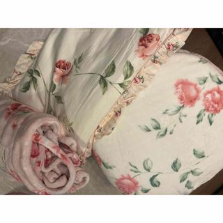 LAURA ASHLEY（クッション）のフリマアイテム一覧