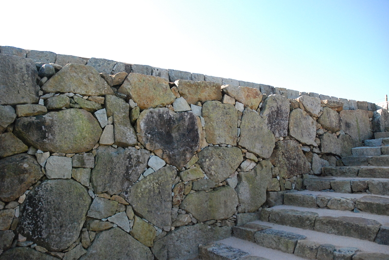 津山城の写真：ハート（？）の石［こうのさん］ - 攻城団