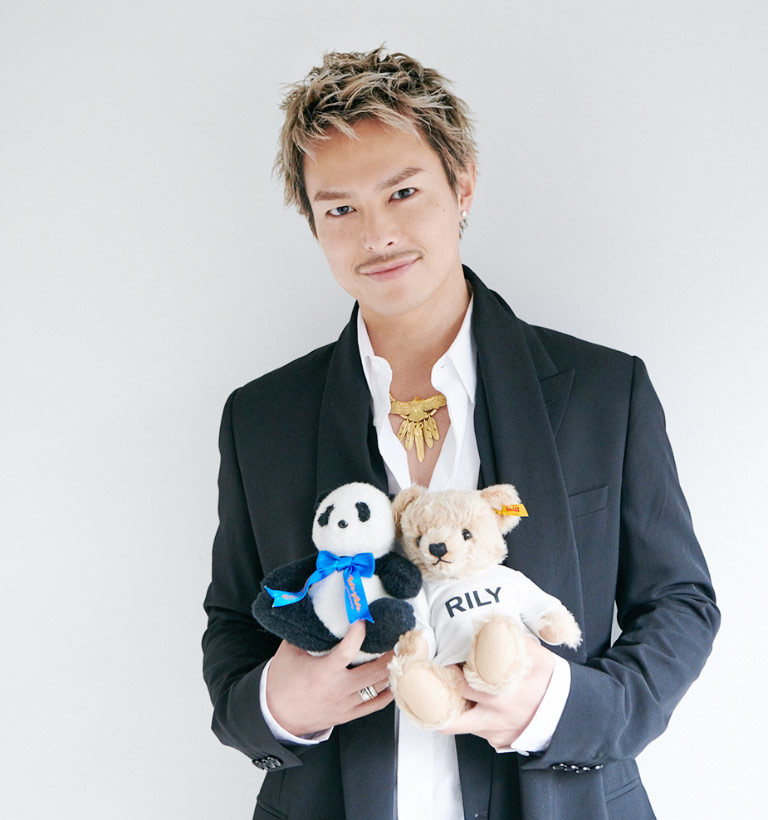 今市さんが読んでいる手紙の中身は…。 COVER STORY No.2175 | anan