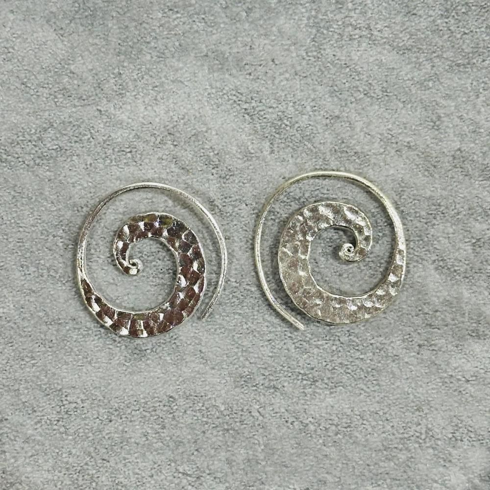 カレン族シルバー】耳元に輝く渦巻き形状のカレンピアス｜旅する雑貨屋