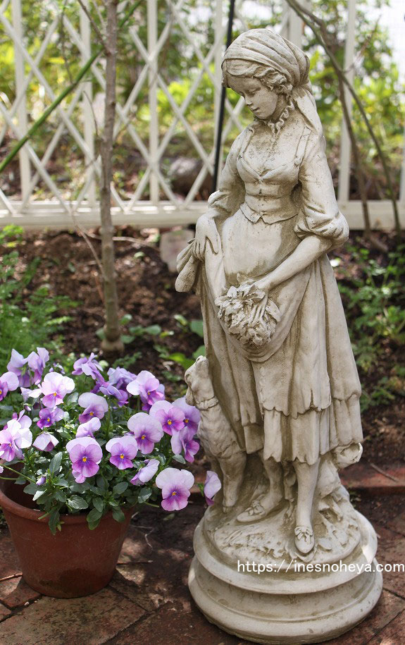 英国カントリーの美しい村娘セシルと子羊リリー（英国製ガーデン