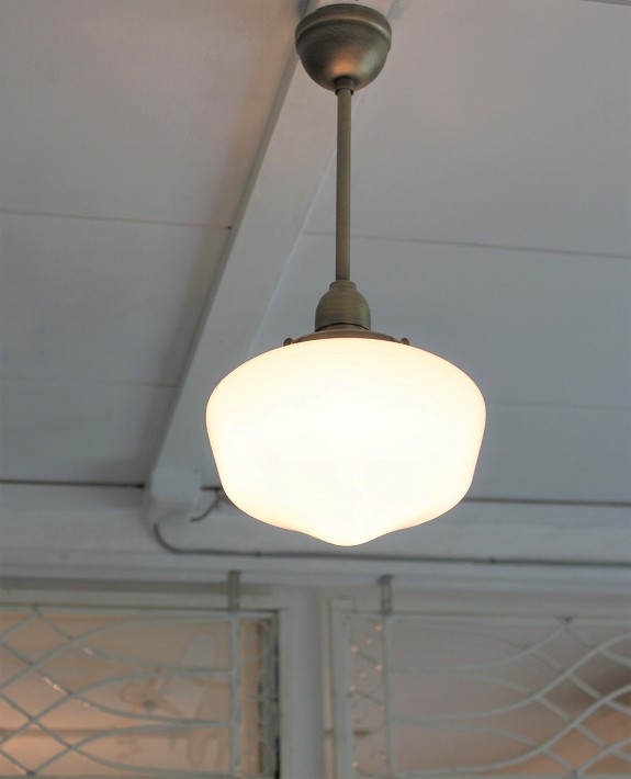 大正ロマンの香り レトロなミルクガラスランプシェードとアンティーク