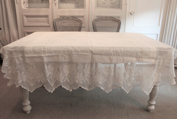 芸術品のように美しい英国ホワイトリネンのテーブルクロス、水仙の幅広