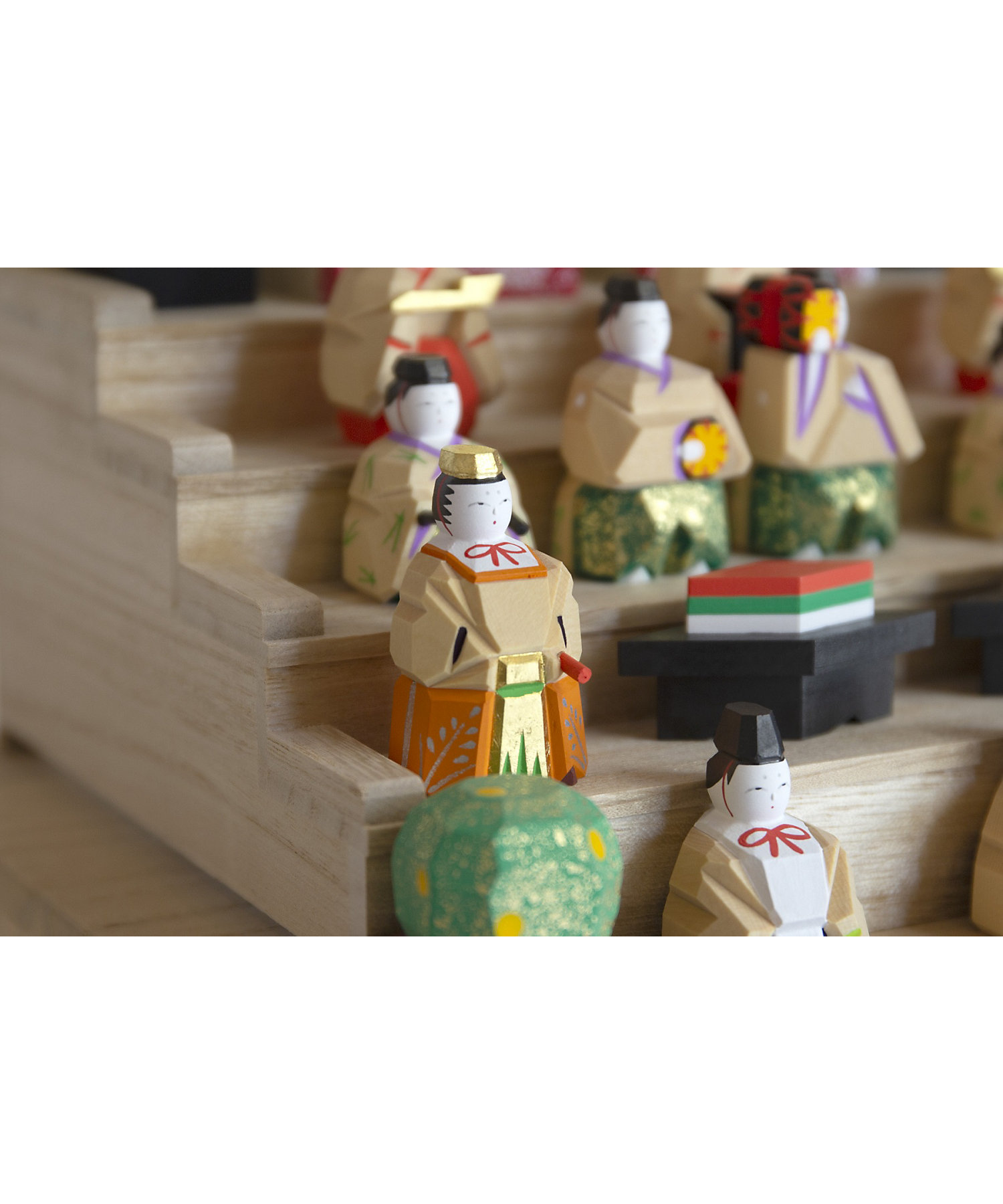 送料無料】奈良一刀彫 神泉作 段飾雛 小（三越） | 神泉/シンセン