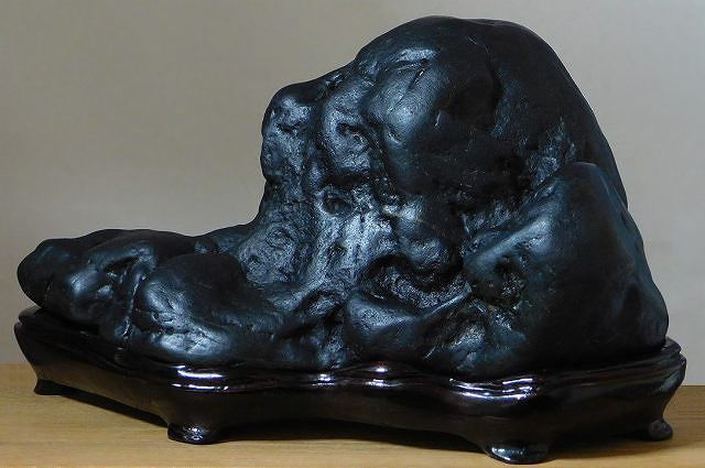 緋山酔恭「山水石美術館」 全国の水石・美石を紹介 神居古潭石 (真黒