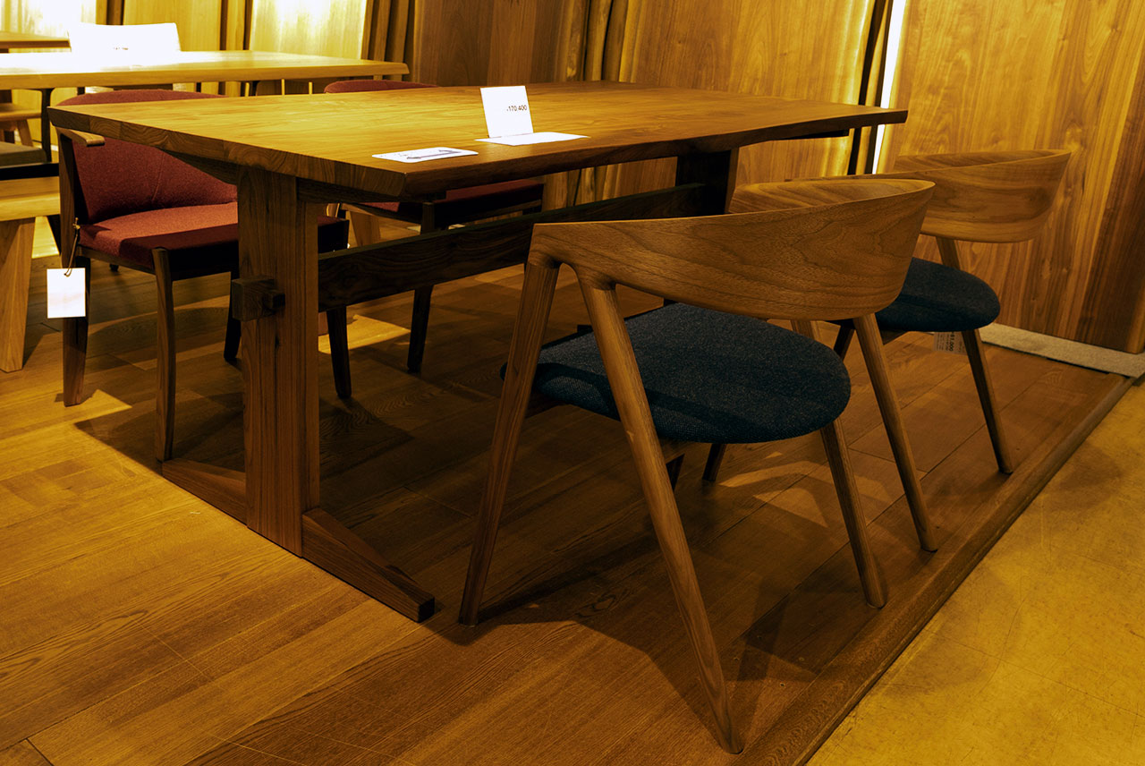 売り場面積900坪、工場、撮影スペースを完備した地域代表店 - 秋山木工