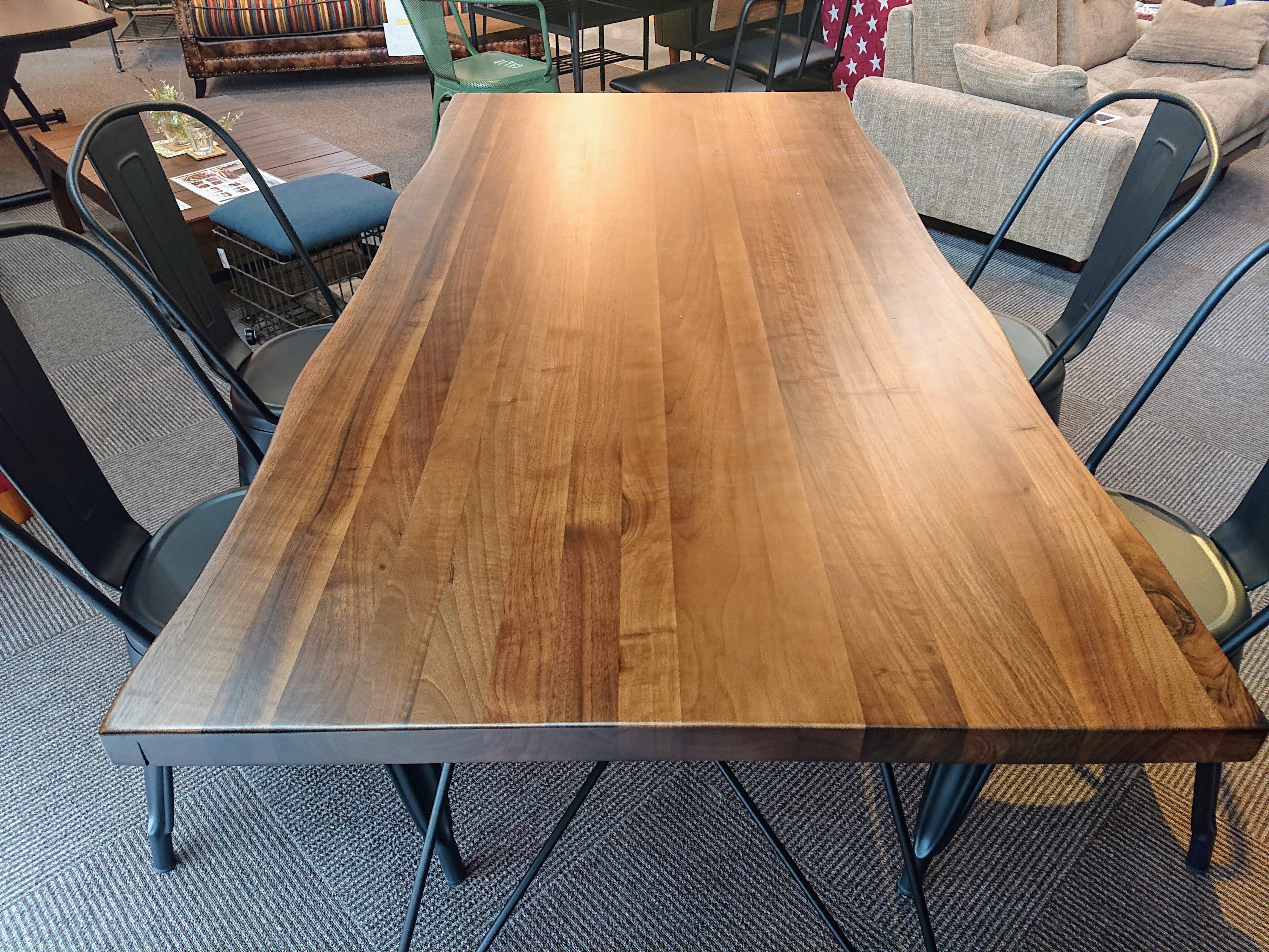 ウォールナット無垢材の天板にアイアンの脚とチェアを組み合わせた