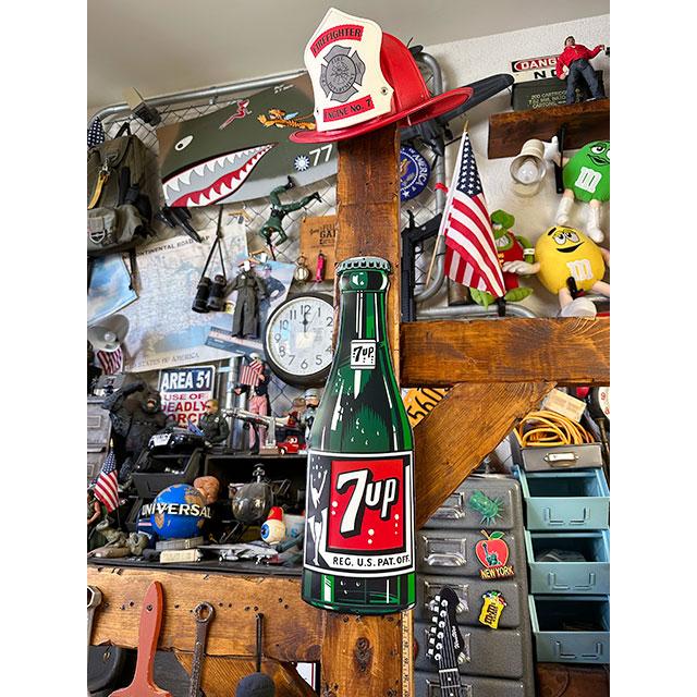 7UP セブンアップ エンボスティンサイン （1960年代ボトル