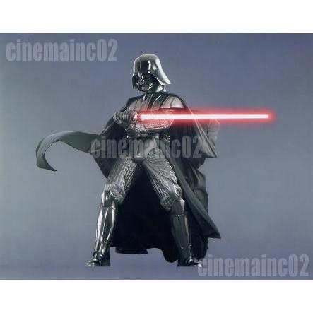 スター・ウォーズ/EP3』ライトセーバー持つダース・ベイダーの写真/横