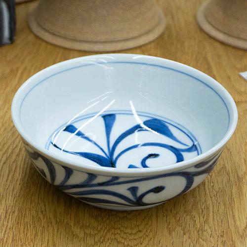 和食器 砥部焼 梅山窯 中鉢 14cm 外底 唐草 : うつわの店 クラフト