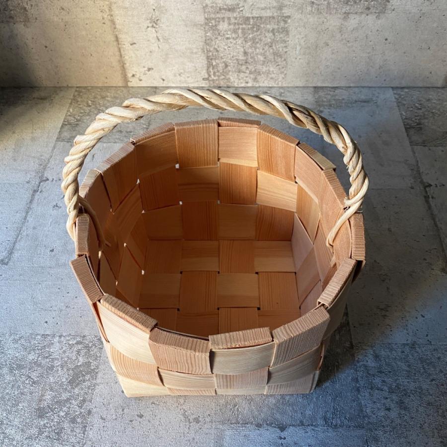 木のバスケット 小 カゴ エストニア クラフト 松の木 : ASSEMBLAGE