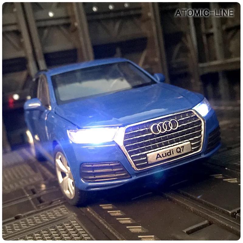 AUDI アウディ Q7 1/32 ミニカー 全3色 ライト点灯 エンジンサウンド