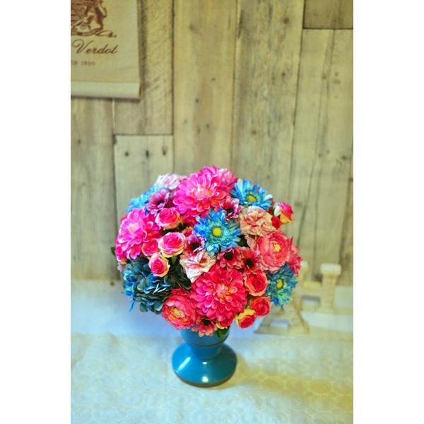 ビビットピンクとブルーのアーティフィシャルフラワーアレンジ「Amande