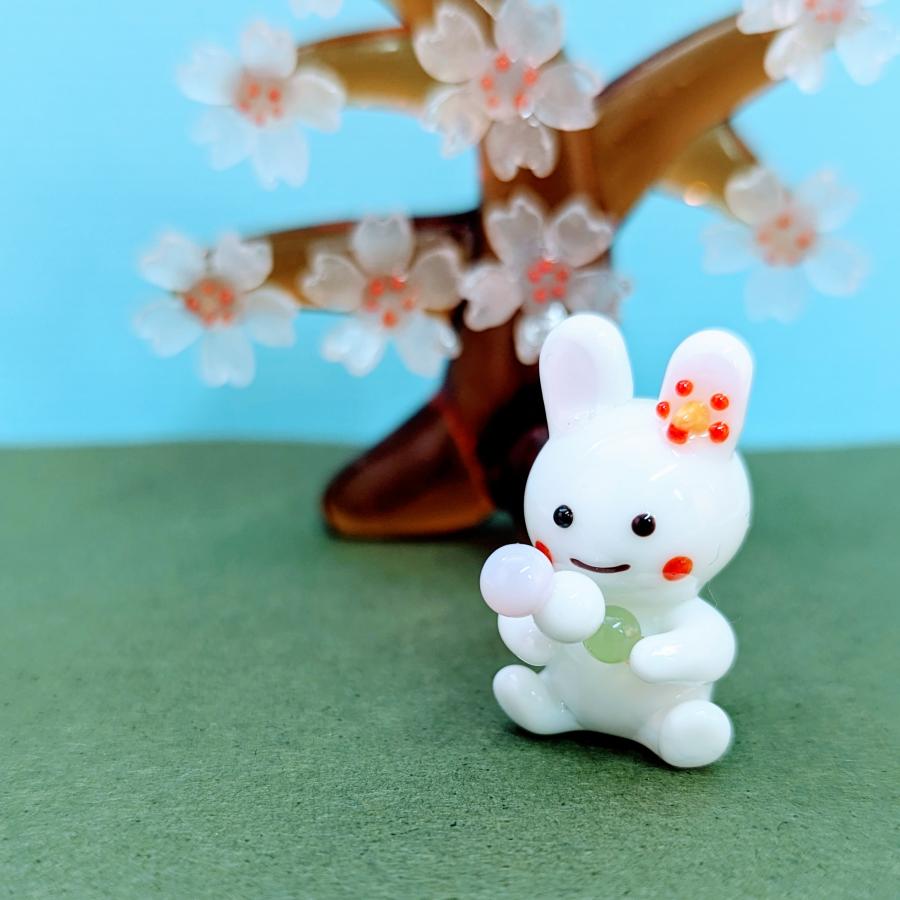 ガラス細工 ウサギと3色団子 ミニチュア 雑貨 置物 小物 兎 : きたの