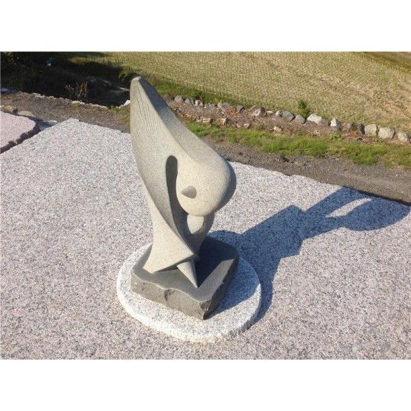 作品名「鵜」 大場正人制作の石の抽象彫刻 高さ約77cm重さ72kg
