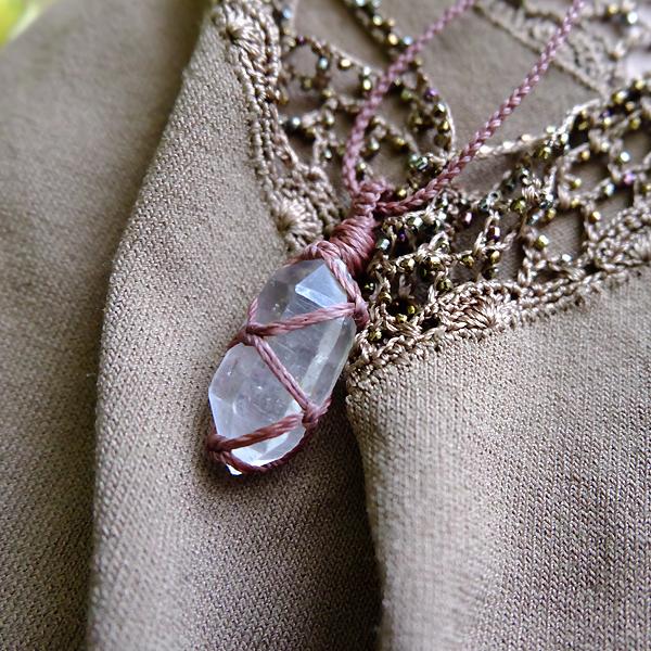 水晶 原石ポイント マクラメ編み ペンダントネックレス（男女兼用可