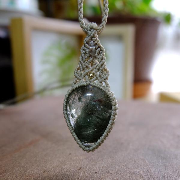 ブラジル産ガーデンクォーツ（庭園水晶）マクラメ編みペンダント 男女