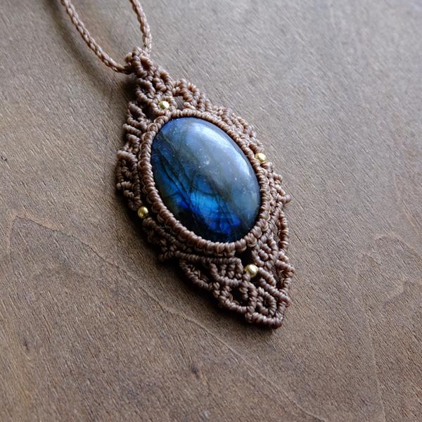 ラブラドライト（マダガスカル産）マクラメ編みペンダントネックレス