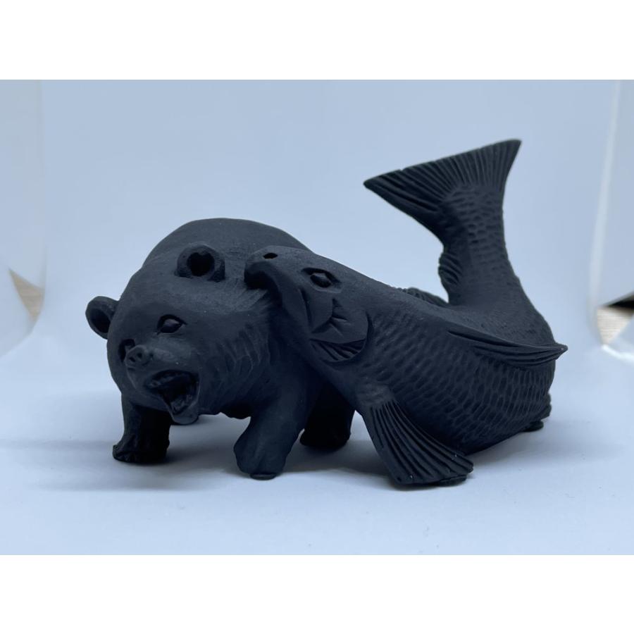 エコ炭の置物 【鮭にくわえられた熊】ナカノ企画 W11×H6×D6センチ エコ