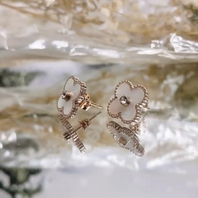 スタッドピアス 四葉クローバー ピンクゴールド シルバー ブラック