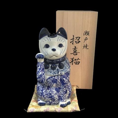 招き猫 瀬戸焼 染付猫 桐箱入り 金襴座布団付 陶器 置物 金運招福 商売