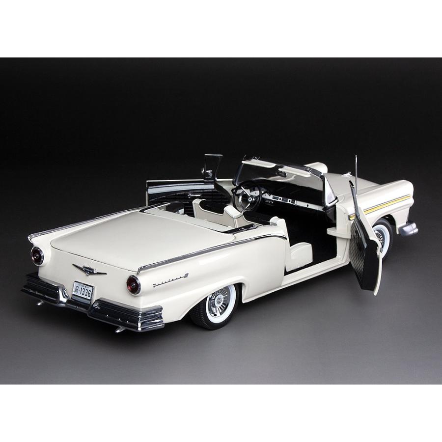 ミニカー 1/18 1957 フォード・フェアレーン 500 ガブリオレ 白色 Ford