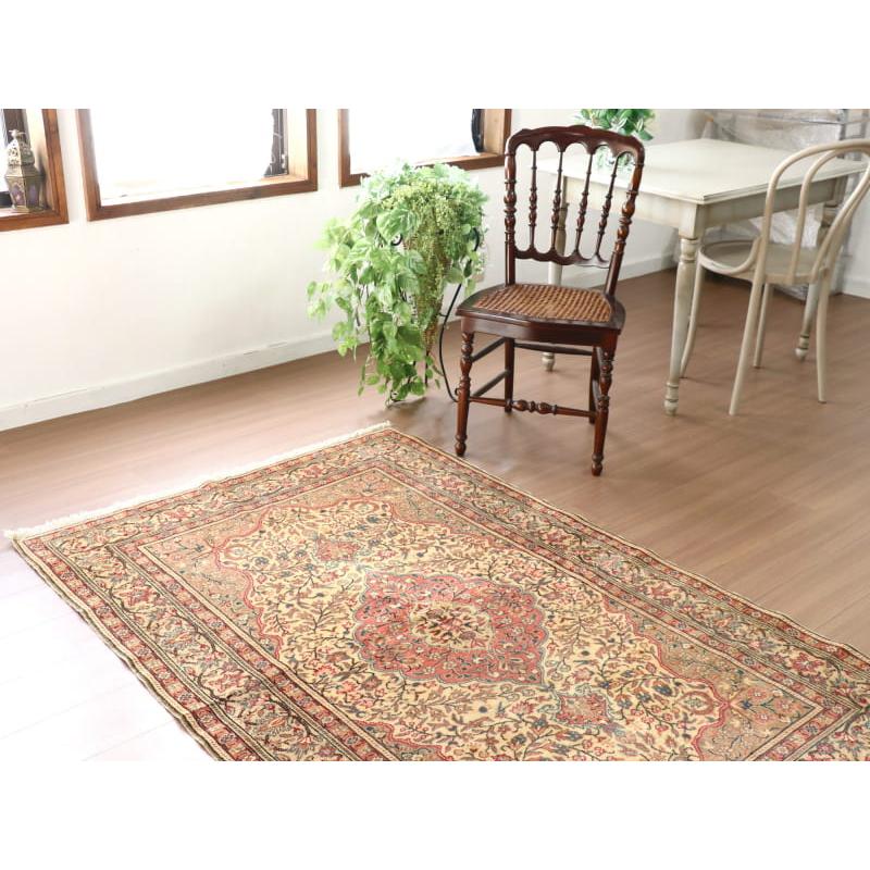 トルコ絨毯 カイセリ ベージュ系 179x121cm 変形メダリオン 小花