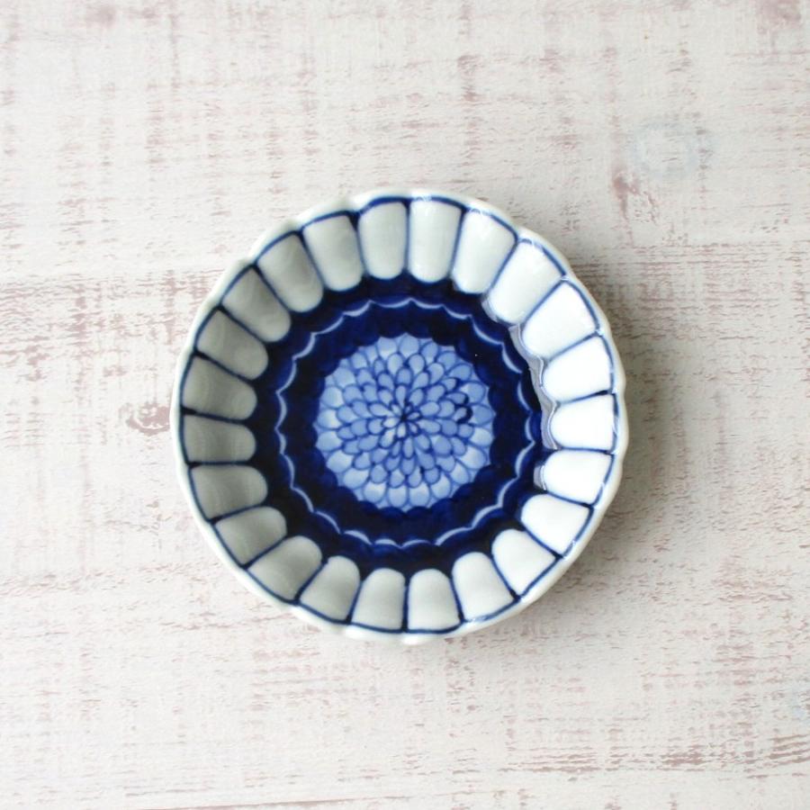 有田焼 小皿 豆皿 丸皿 染付 手描き 菊紋丸菊花型手塩皿 おしゃれ 繊細