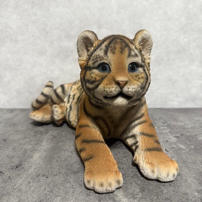 置物 動物 寝そべるタイガー 中 虎グッズ 高さ15cm woobia おしゃれ