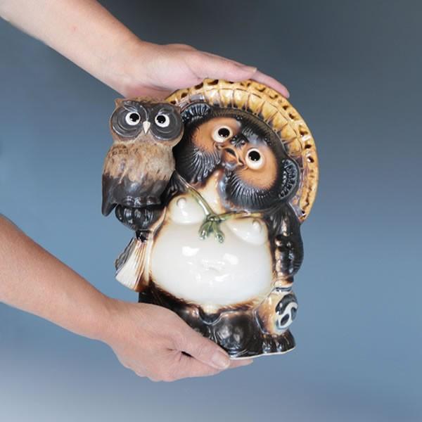 信楽焼 8号ふくろう持ち狸(粉引) たぬき 狸 開運 縁起物 ふくろう