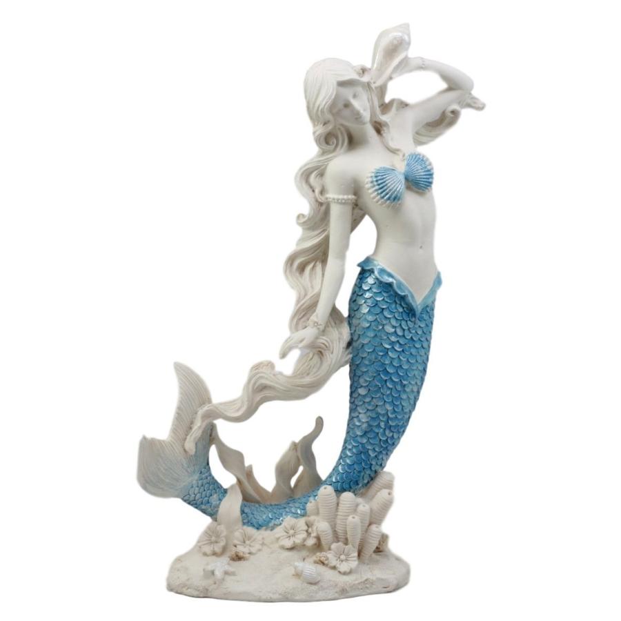 珊瑚礁の上で アクアブルーのヒレを持ったマーメイド（人魚