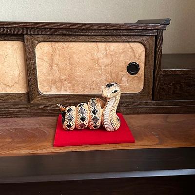 置物 金ヘビ へび 蛇 陶器 送料無料 F251G : リンコナダ(日本代理店