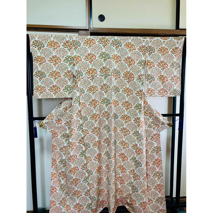 着物 小紋 正絹 / 草花文 紅葉の柄 もみじ イチョウ型の中に花々 身丈