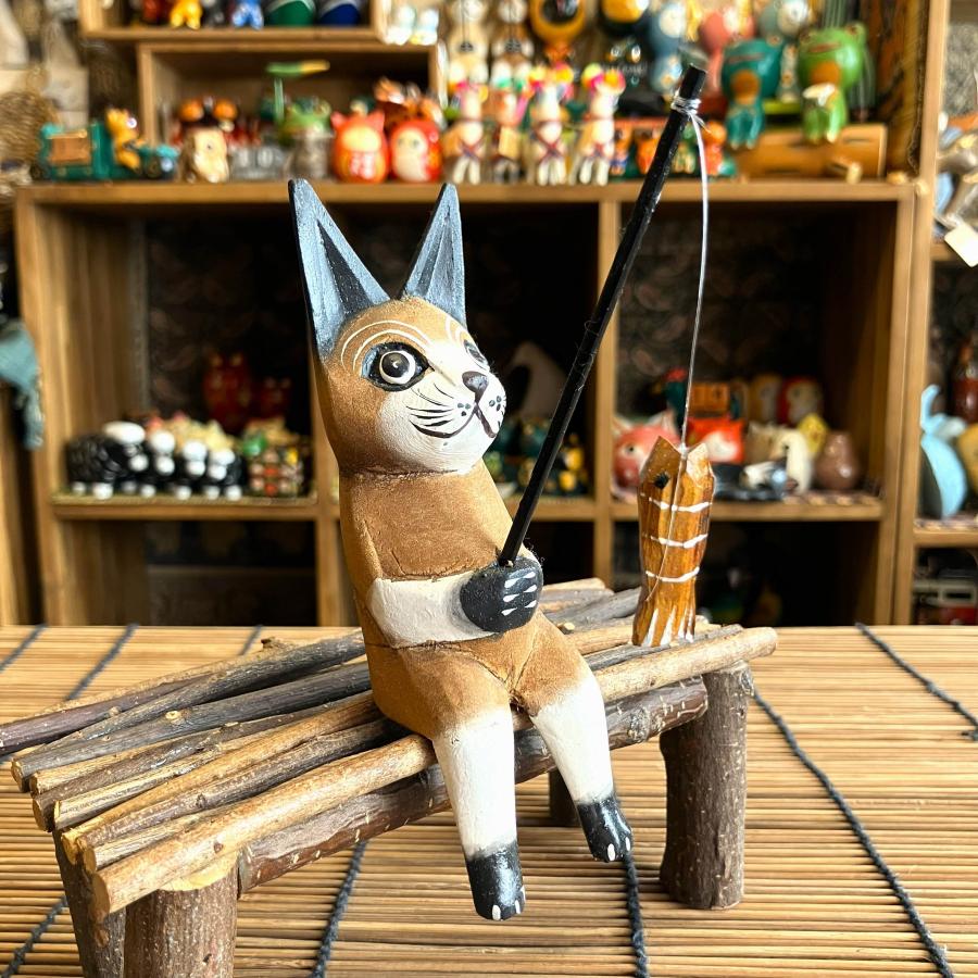 ネコ 置物 猫 オブジェ 木彫り 木製 釣りネコ ブラウン Sサイズ