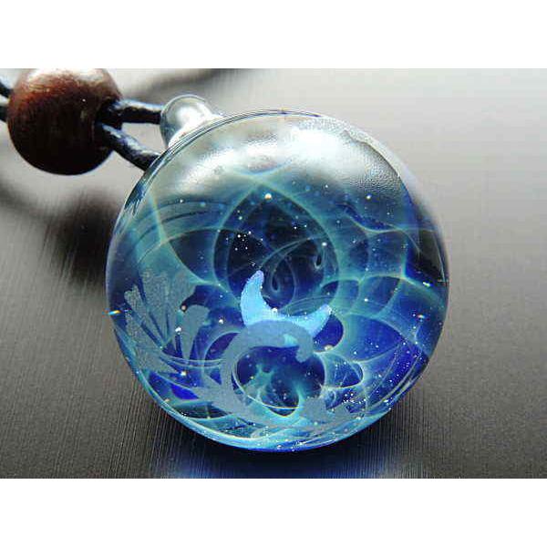 きらめくガラスの宇宙ペンダント惑星 宇宙ガラスネックレス 宇宙ガラス