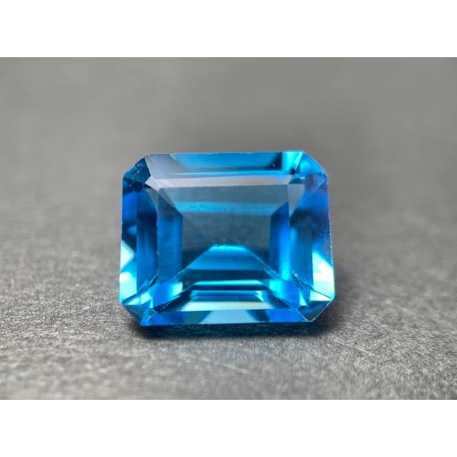 ブルートパーズルース スイスブルートパーズ8.00カラット エメラルド