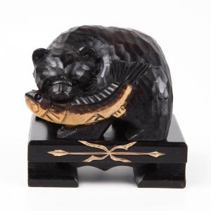 木彫りの熊 鮭喰い熊 台付き 6cm 手彫り アイヌ 民族 北海道土産