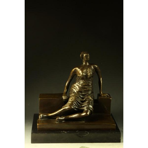 ブロンズ像 ベンチに座る婦人 インテリア家具 置物 彫刻 銅像 彫像