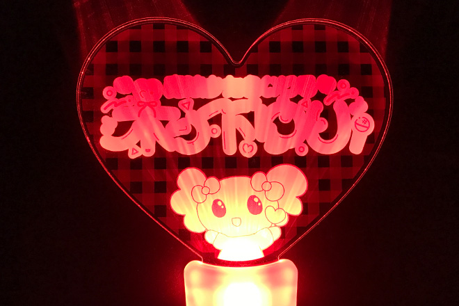 ピンクのチェック柄とキュートな丸文字がデザインされたペンライト