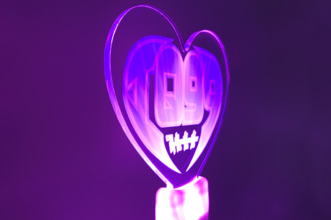 シャープな文字が光り輝くハート型のペンライト | 推し活・オリジナル