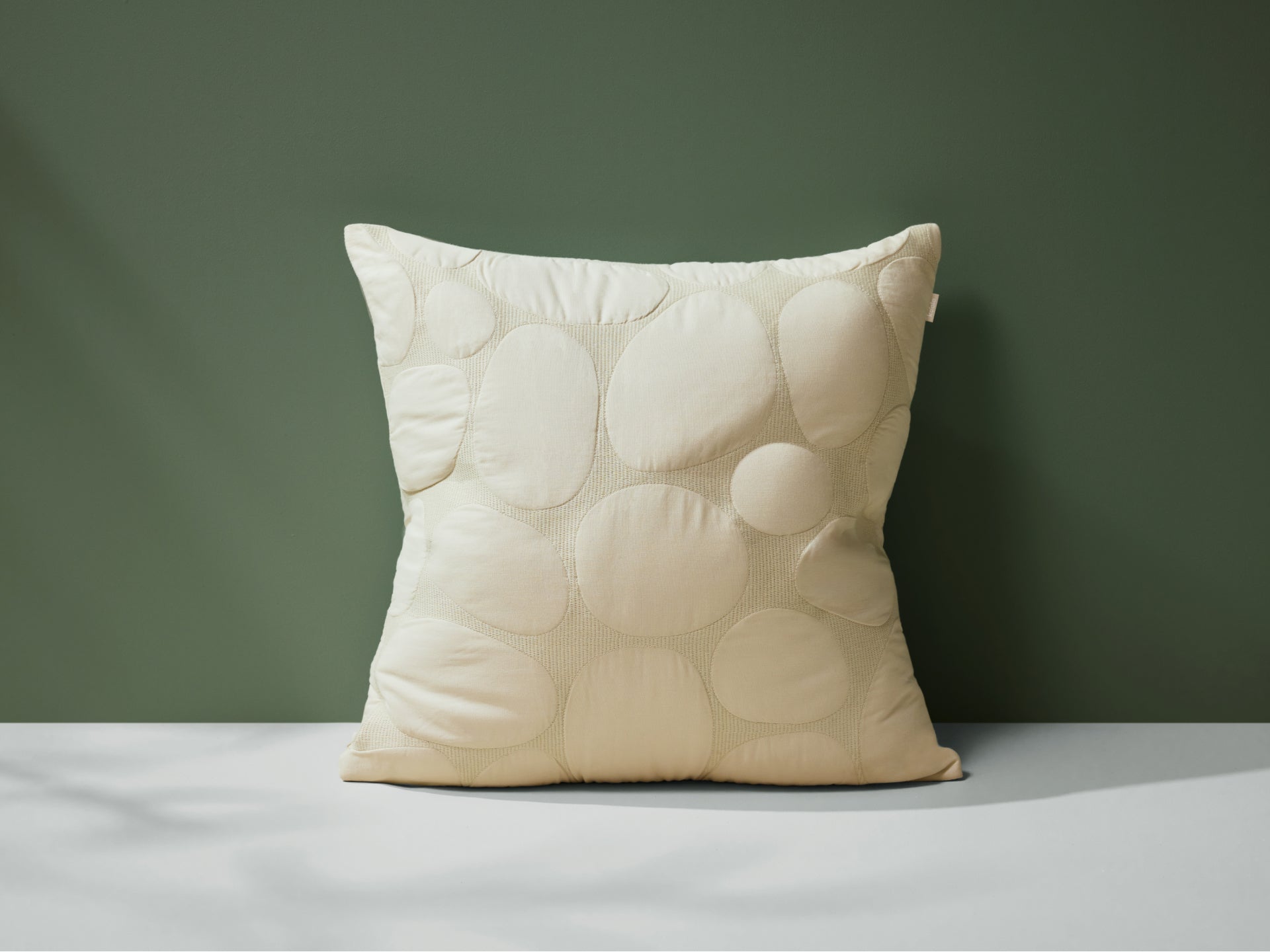 ペブルビーチクッションカバー | 小石を思わせるキルティング刺繍が