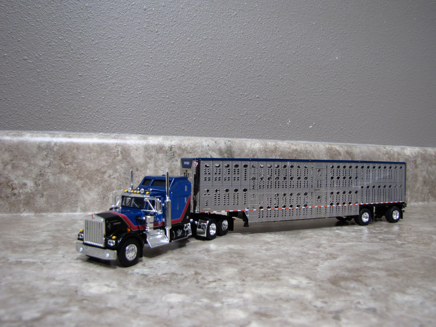 60-1204 1/64 John Wayne Cattle Co Kenworth W900A w/ Livestock
