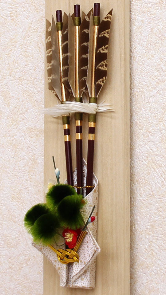 壁掛け 破魔矢 高さ 36cm 白桐三本矢 – 寿鳳人形の東芸