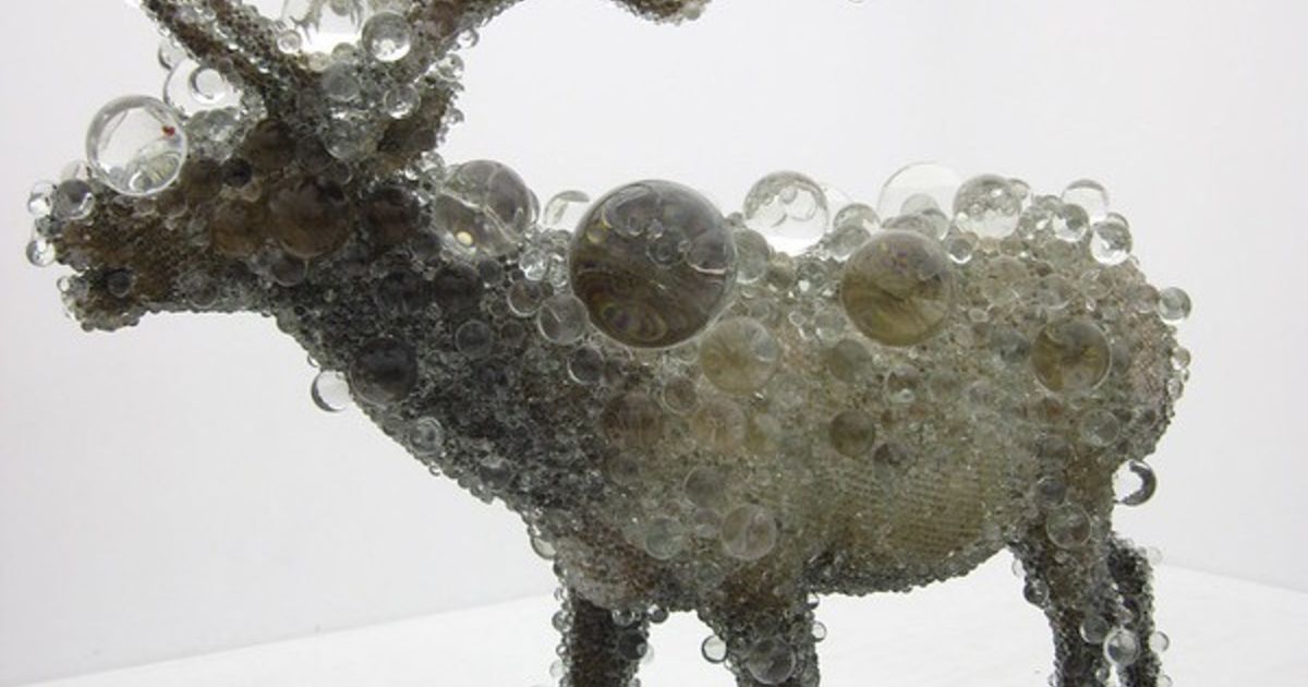 彫刻家の名和晃平はどんなアーティスト？鹿の剥製を利用した代表作や