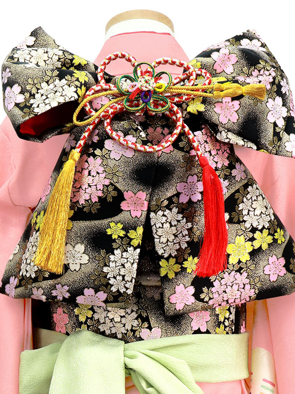 ピンク地に花車と花扇の着物（黒帯にグリーン）／七五三・七歳女の子