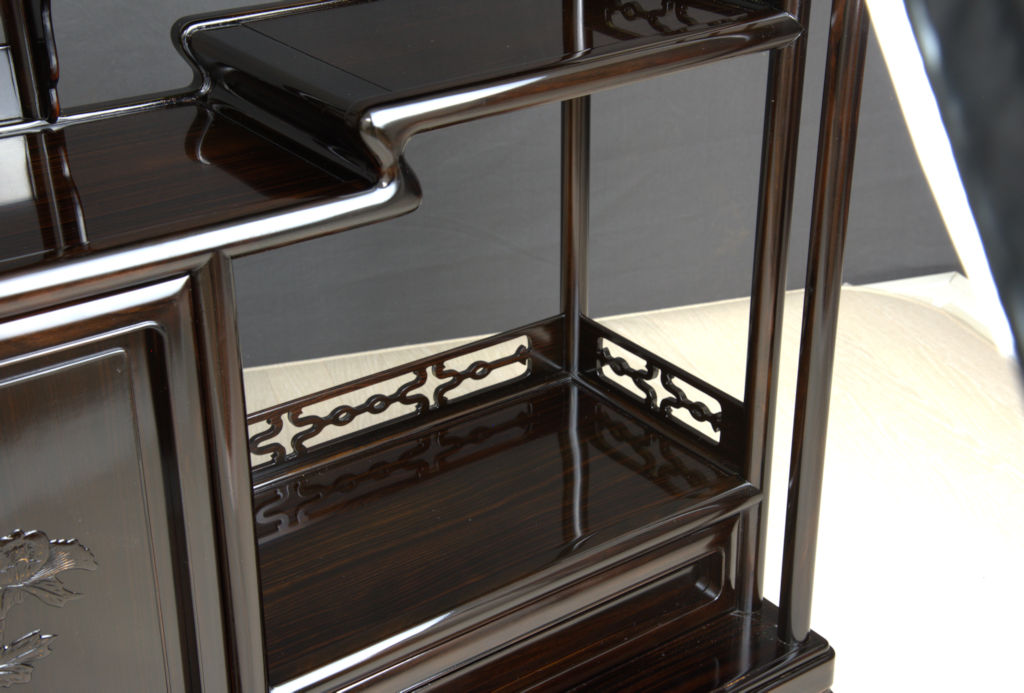 飾り棚: 黒檀 隅丸4枚戸彫り 3.5尺棚 no.8606 / 唐木家具OSAKA