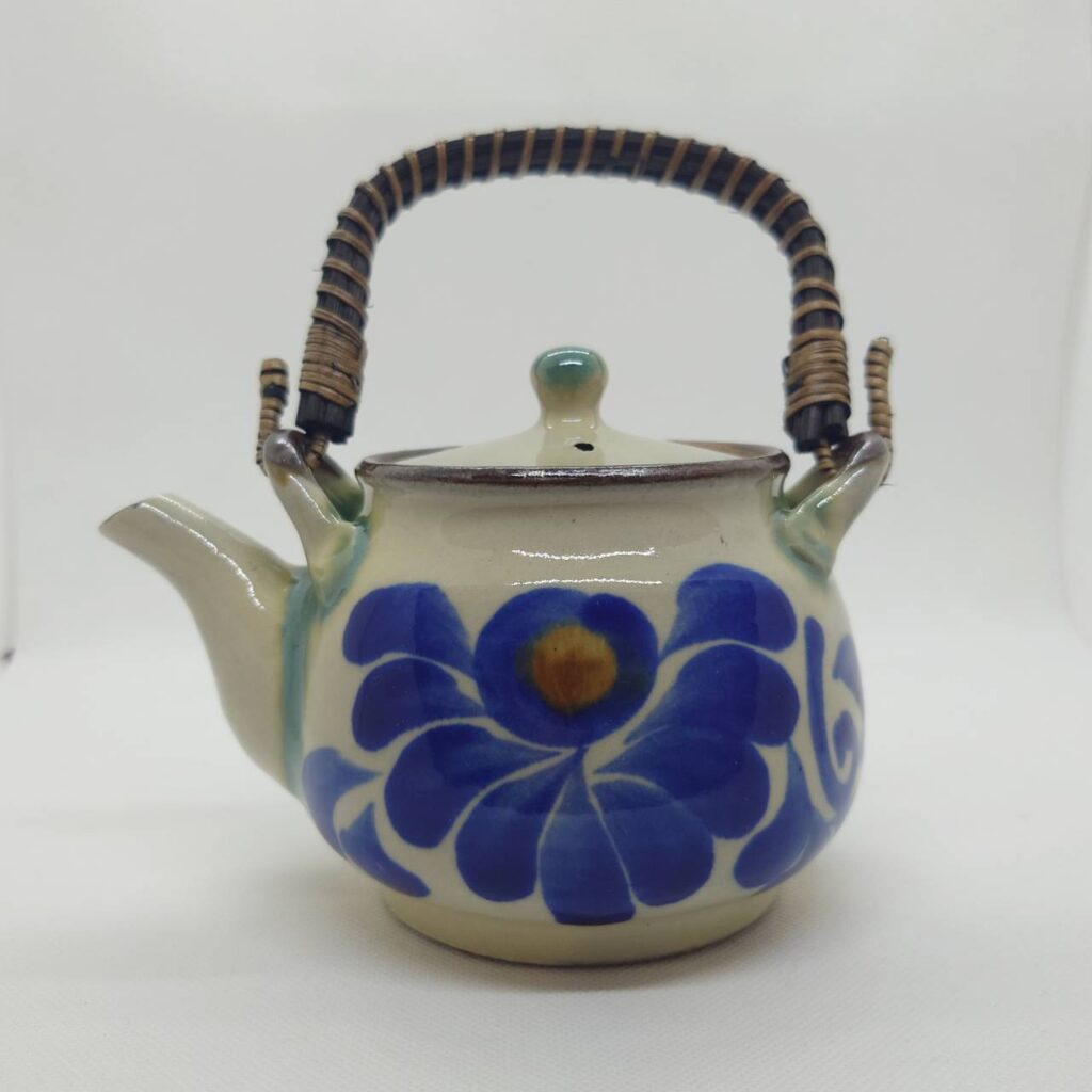 陶房高江洲」急須（チューカー）菊紋唐草染付 | 【やちむん】よーりよーり