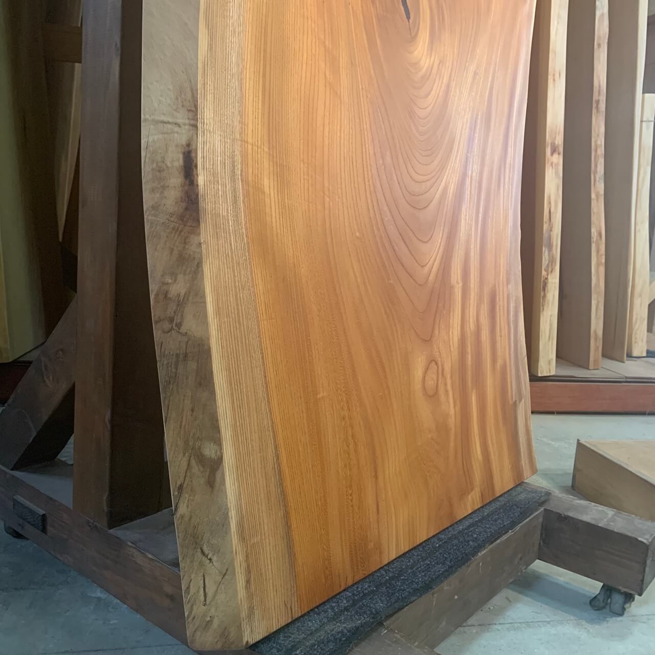 けやき一枚板 2100×670~1360×47㎜【オイル塗装 仕上げ済み】 | 一枚板x