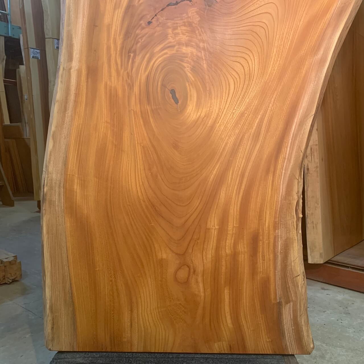 けやき一枚板 2100×670~1360×47㎜【オイル塗装 仕上げ済み】 | 一枚板x